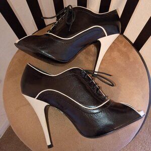 Black & White Steve Madden Tie-Up Peep-Toe Booties - Women's Size 6